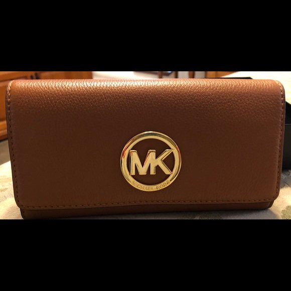 MRoseWebster's tweet photo. So good I had to share! Check out all the items I'm loving on @Poshmarkapp #poshmark #fashion #style #shopmycloset #seebychloe #michaelkors #jovani: https://t.co/AJ45em9ipr https://t.co/oEcdMXpPSI