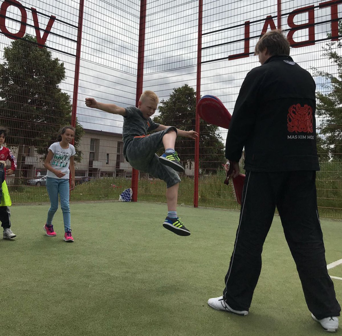 Het is vandaag nationale buitenspeeldag! Talent in opleiding organiseert daarom op verschillende plekken in Almere leuke sportclinics! Benieuwd waar? Kijk op talentinopleiding.nl #NationaleBuitenspeeldag