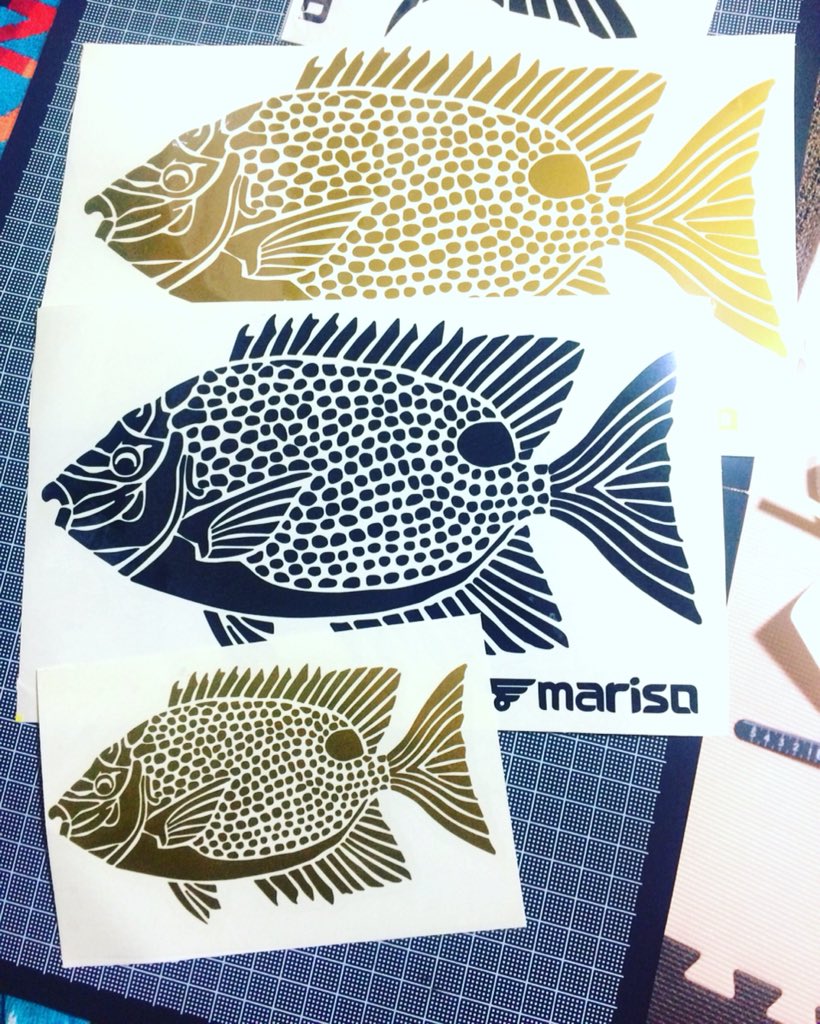 mariso4786's tweet photo. サイズ展開ほぼ決定！これまで通りＳMLの3サイズ予定です。現在ホワイトのシートを切らしておりゴールドとブラックでのカラー展開予定しております。

#mariso #mariso4786 #カーエーステッカー #ゴマアイゴ #カーエー #自作ステッカー https://t.co/jumv6EdGrb