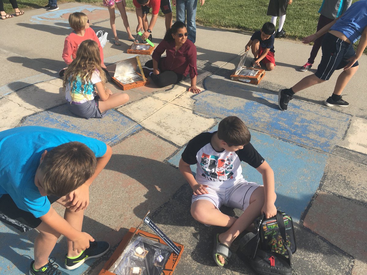 SCElemSchool's tweet photo. Fun times @PCElemSchool this morning as the Solar Ovens are in use!
#lakeviewvikes
#smores
#bringontheheat https://t.co/THIu21w82F