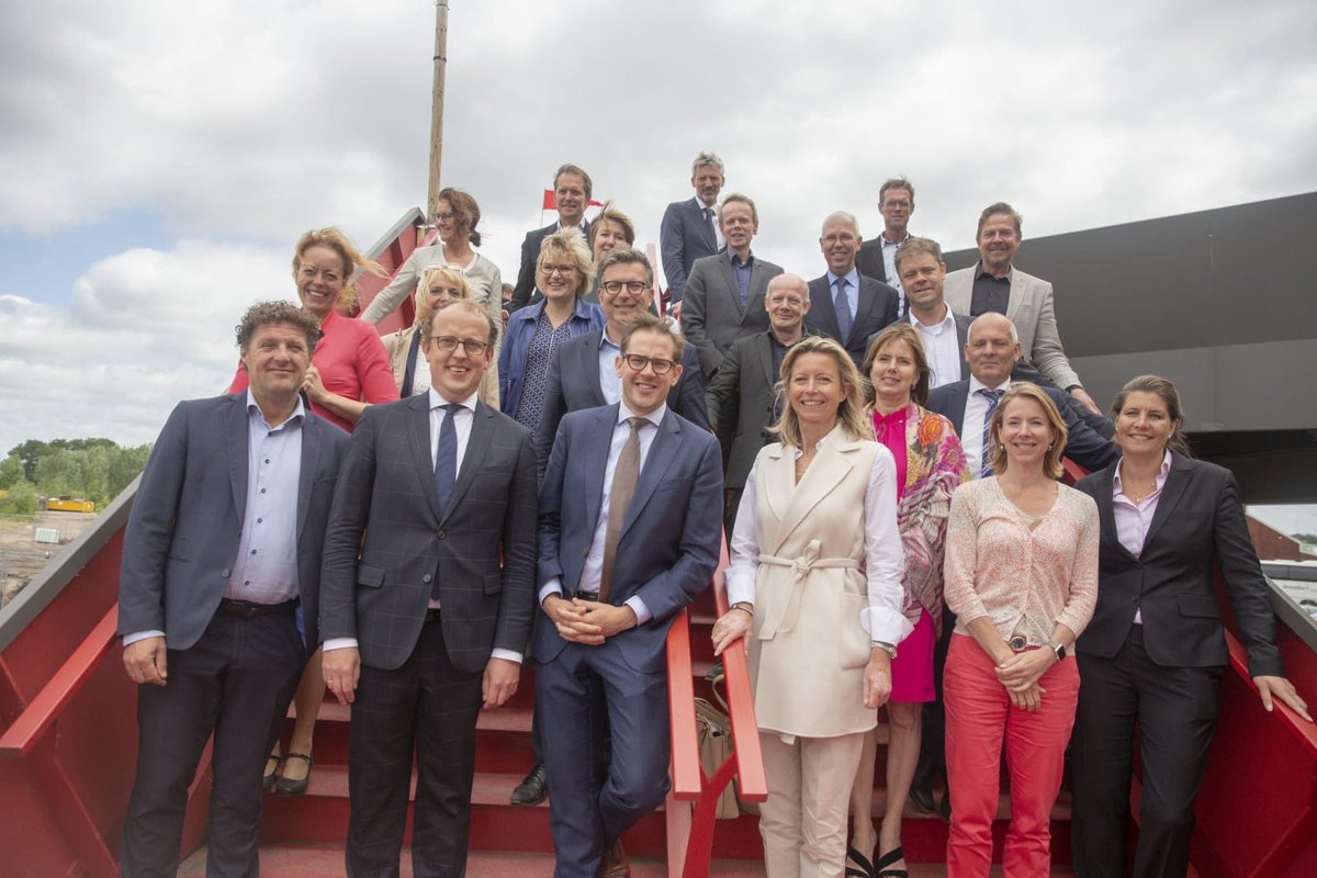 Ministerie van BZK (@minbzk) on Twitter photo Bij voormalige Groningse Suikerfabriek waar 4000 woningen bijkomen <a href="/CvNieuwenhuizen/">Cora van Nieuwenhuizen</a> <a href="/SvVeldhoven/">Stientje v Veldhoven</a> <a href="/PauldeRook/">Paul de Rook</a> <a href="/frisodouwstra/">Friso Douwstra ‏</a> <a href="/sietskepoepjes/">Sietske Poepjes ‏</a> Bij voormalige Groningse Suikerfabriek waar 4000 woningen bijkomen <a href="/CvNieuwenhuizen/">Cora van Nieuwenhuizen</a> <a href="/SvVeldhoven/">Stientje v Veldhoven</a> <a href="/PauldeRook/">Paul de Rook</a> <a href="/frisodouwstra/">Friso Douwstra ‏</a> <a href="/sietskepoepjes/">Sietske Poepjes ‏</a>