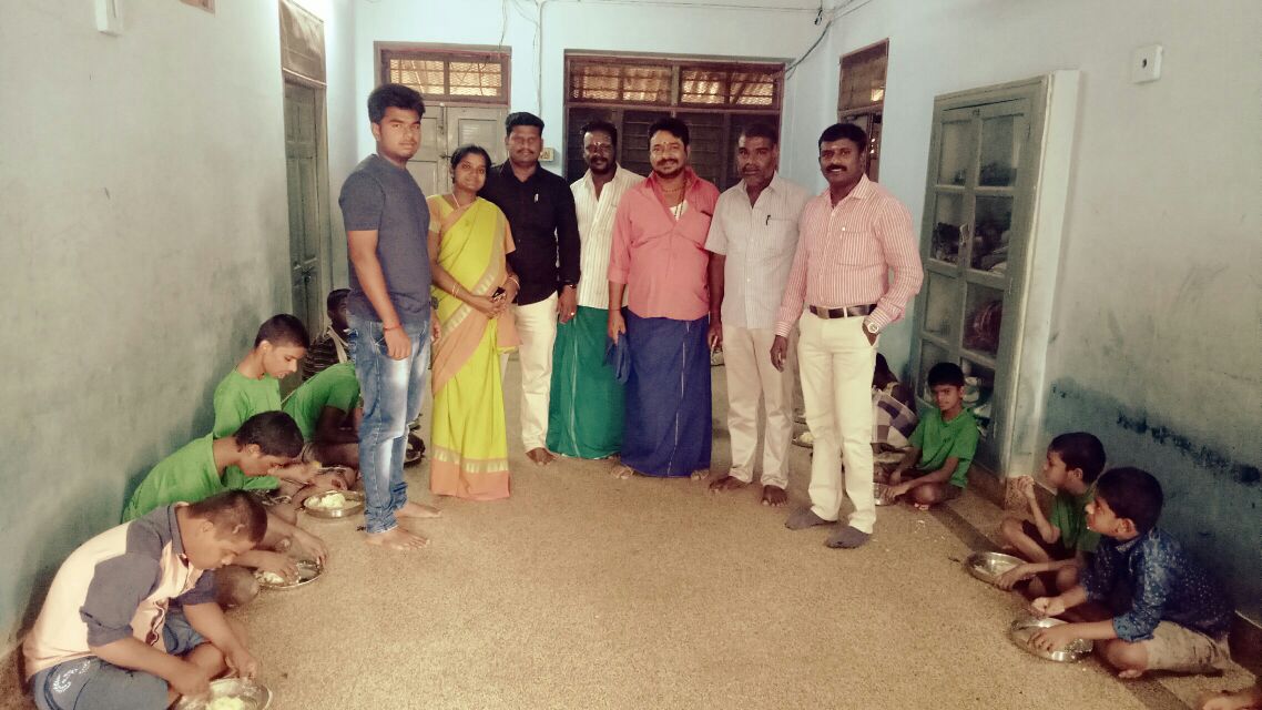 DrAnjugam's tweet photo. எனது  தந்தை
மறைந்த #ந_பூபதி அவர்களின்
12ம் ஆண்டு நினைவு நாள் இன்று
தஞ்சையில் உள்ள மனவளர்ச்சி குன்றிய குழந்தைகள் காப்பகத்தில் காலை உணவு அளித்த போது. https://t.co/AIItwfZ89g