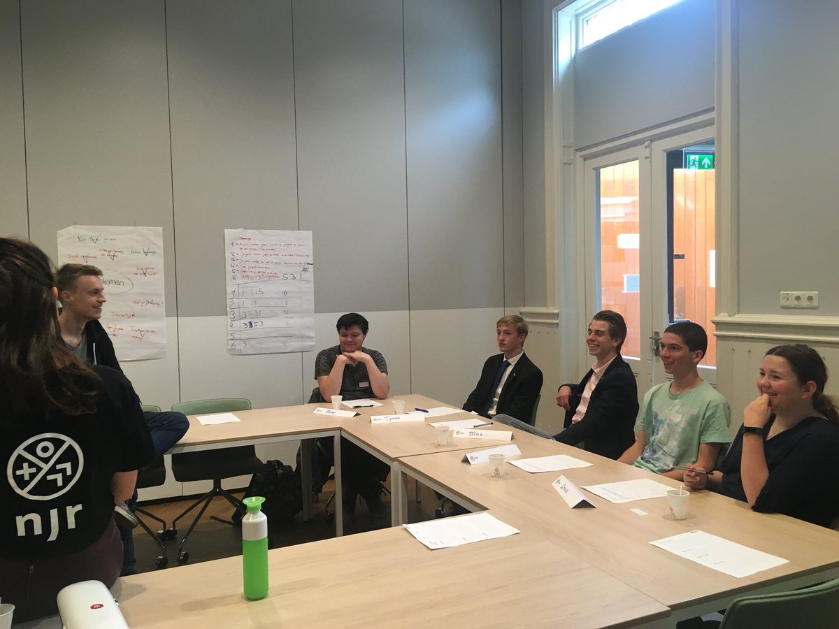 De jongeren zijn zo goed als klaar voor het debat! De politici ook? <a href="/ProTiel_0344/">ProTiel</a> <a href="/pvdatiel/">PvdA Tiel</a> <a href="/GroenLinksTiel/">GroenLinks Tiel</a> <a href="/CU_Tiel/">ChristenUnie Tiel</a>