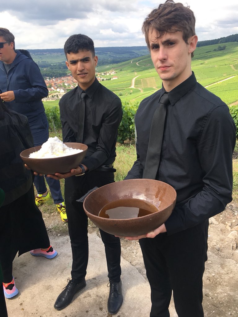 CarloOttaviano's tweet photo. Non resisto dal dirlo subito: il giro nei vigneti Dom Perignon inizia con un pezzo di pane e sale nell’olio dei Monti Iblei https://t.co/xzjH2EqMGC