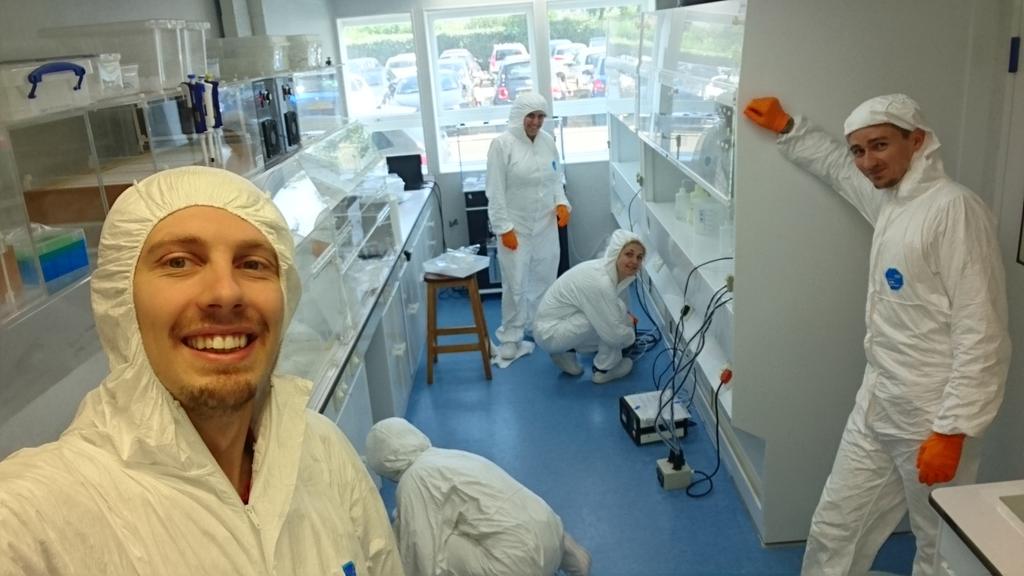 ChalkyOceans's tweet image. Another airhandling break, another group cleaning sesh! Spring cleaning comes late to @theFosterlab. #cleanlab #boronclean #boron #bteam