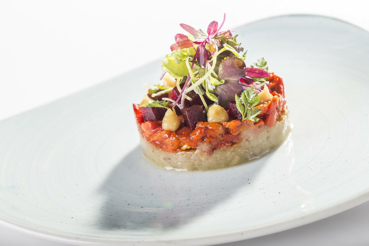 Esta temporada hemos reservado un apartado de nuestra carta  a los platos cuyo protagonista son los vegetales 🍅🍆🌽
En él encontrarás deliciosas propuestas como nuestro "Tartar vegetariano y queso azul". ¡Disfrútalo pronto en #KomfortCalpe!