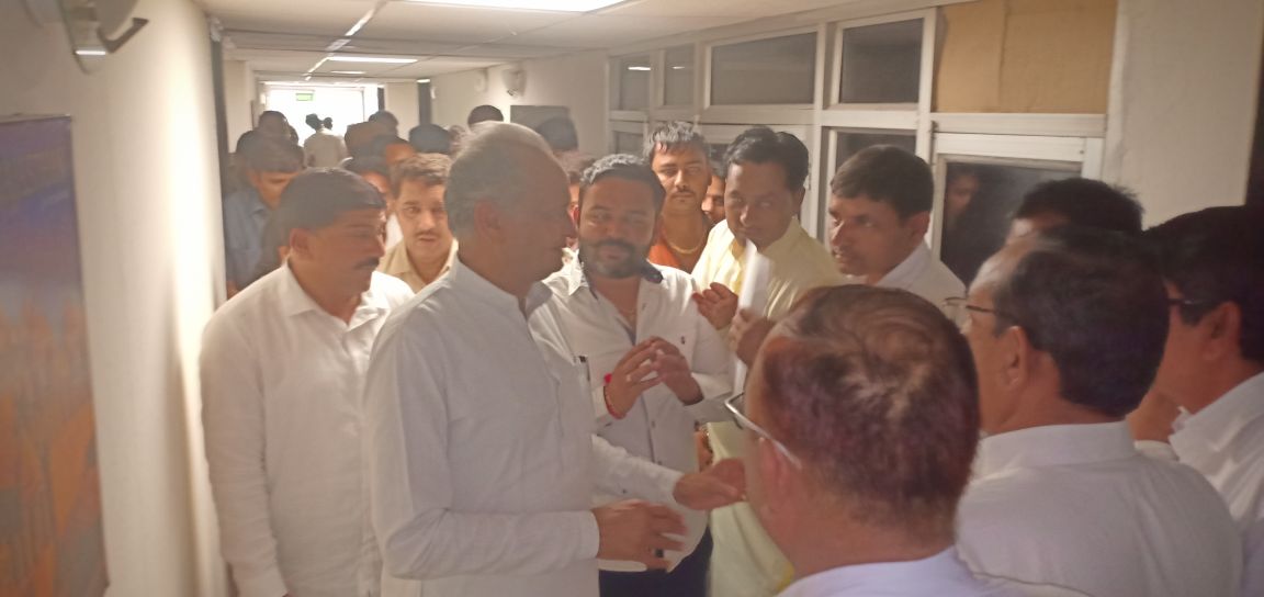 AICC महासचिव संगठन श्री अशोक गहलोत से मिलते हुए........................