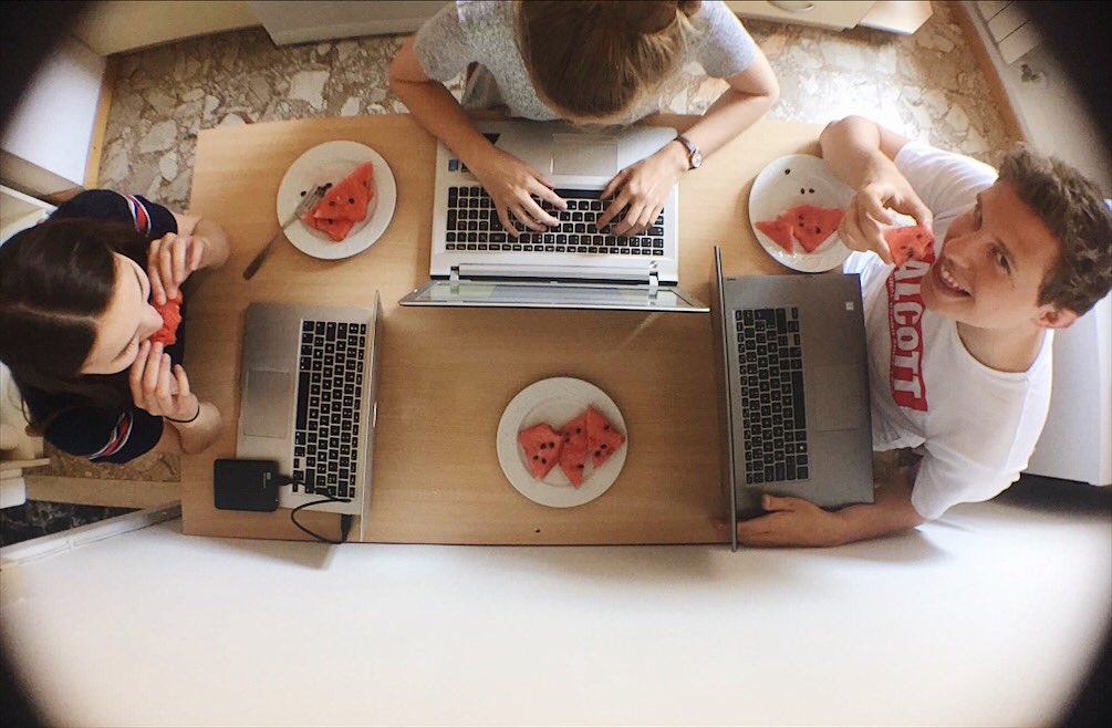 DeGrooteAmber__'s tweet photo. Time to work 🍉💻 #stayhydrated #counttheseeds #ODG2018Venice @ArteveldeJOU met @larissacallaert @oneboyonejoy https://t.co/tu5eFqj2c6