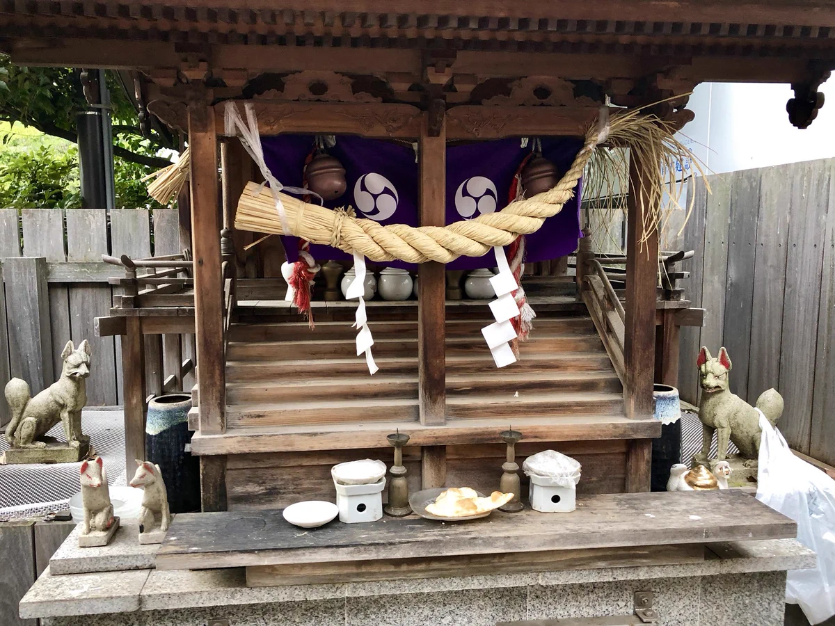 「変わったお供え物じゃな～」ネパール人のカレー屋さんがナンをお供えするようになった件ｗ