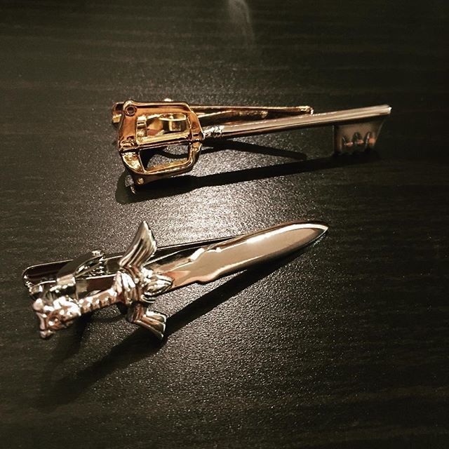 junya's tweet photo. Kickstarterでbackしたおもしろタイピンが届いた🗡🗝 #swordclips #tweet https://t.co/5NIw9kVdUn https://t.co/PcK6LixC33