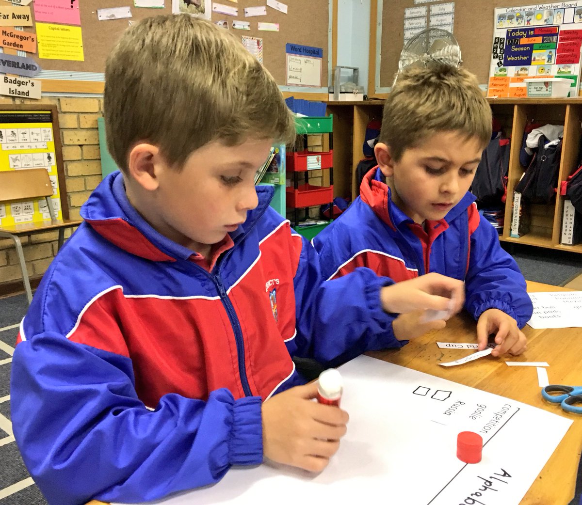 chels_harrup's tweet photo. Using the robot of working together - stop, think, collaborate and do - as the boys placed World Cup words into alphabetical order. #AuthenticLearning @BenniesJP https://t.co/nYH0cwlTqS