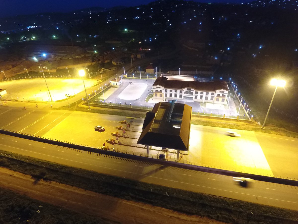 UNRA_UG's tweet photo. #WeCanConfirm that the Kampala - Entebbe Expressway (51km) is LIT!!! And that it will be commissioned this Friday June 15th by H.E @KagutaMuseveni  #UNRAworks #UNRAat10 https://t.co/Zn5lPUhHLN