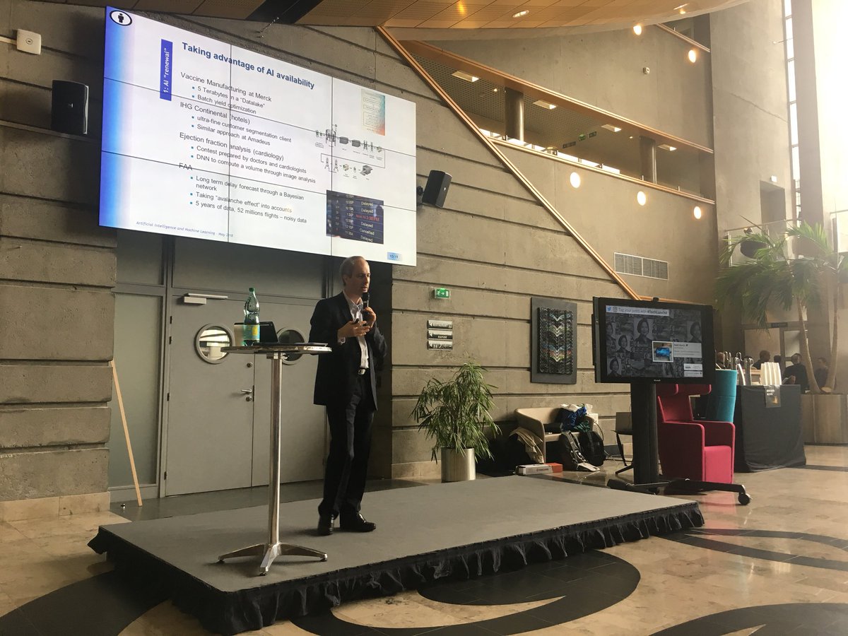paulp_si's tweet photo. #TechLunch4 chez #Michelin sur l’#IA avec une intro de notre CIO @ycaseau et beaucoup de collègues présents. #succes https://t.co/0KGb5zRnrT