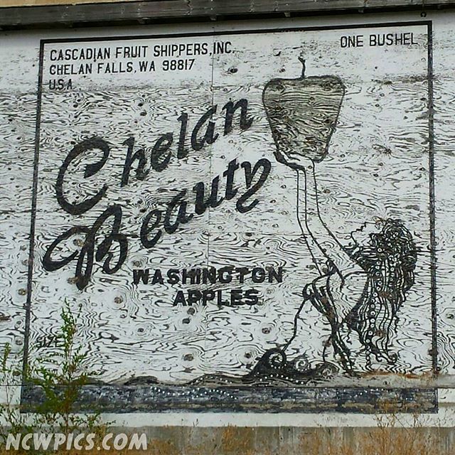 ncwpics's tweet photo. An absolutely #gorgeous #warehouseadvertising example in #ChelanFalls, #Washington just down the hill from #Chelan and #LakeChelan. #advertisingasart #artwork #art #ghostsign #apples #fruitindustry #NorthCentralWashington #ncw #NCWpics https://t.co/lRFWD8OjAO https://t.co/K6kIK9K7V9