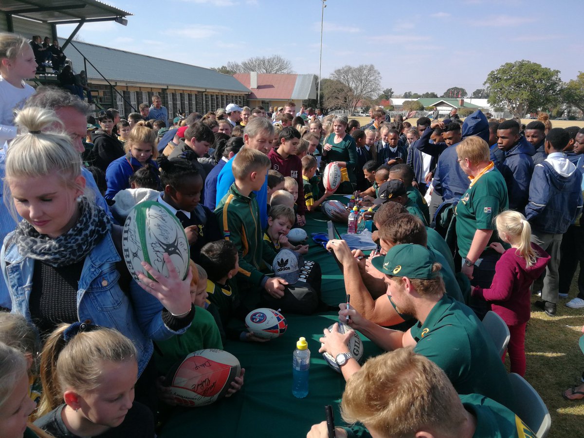 It's a carnival atmosphere in Bultfontein, where a group of our players popped en route to Welkom. #LoveRugby #mtncallup