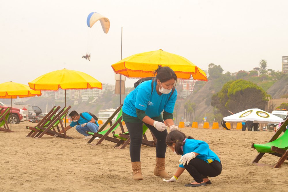 People_TCS's tweet photo. TCSers in #Peru, came together to clean the Agua Dulce Beach in Chorrillo! 😊These 82 #ecowarriors collected 75 kilos of #plastic and organic #waste! Let us all continue to follow their footsteps and do our bit by taking care of our #planet. 🌏 
#TCSEmpowers https://t.co/d9bOan9YH1