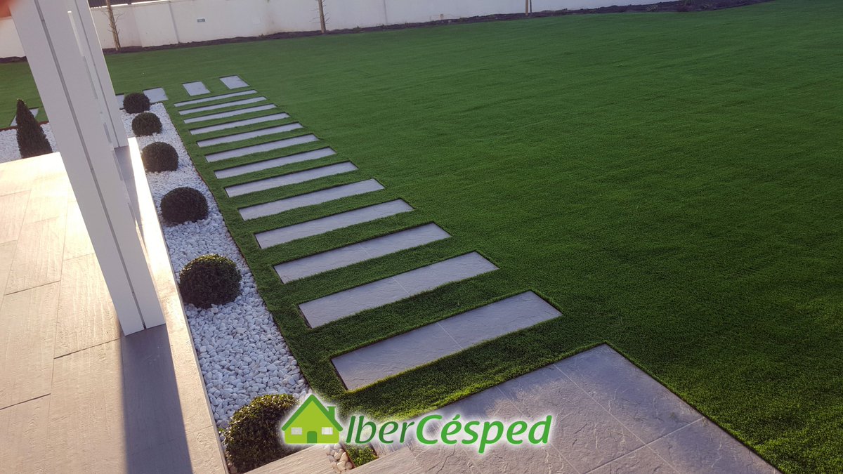 Continuamos terminando #jardines para que nuestros clientes empiecen a disfrutar del #verano gracias a nuestro #céspedartificial