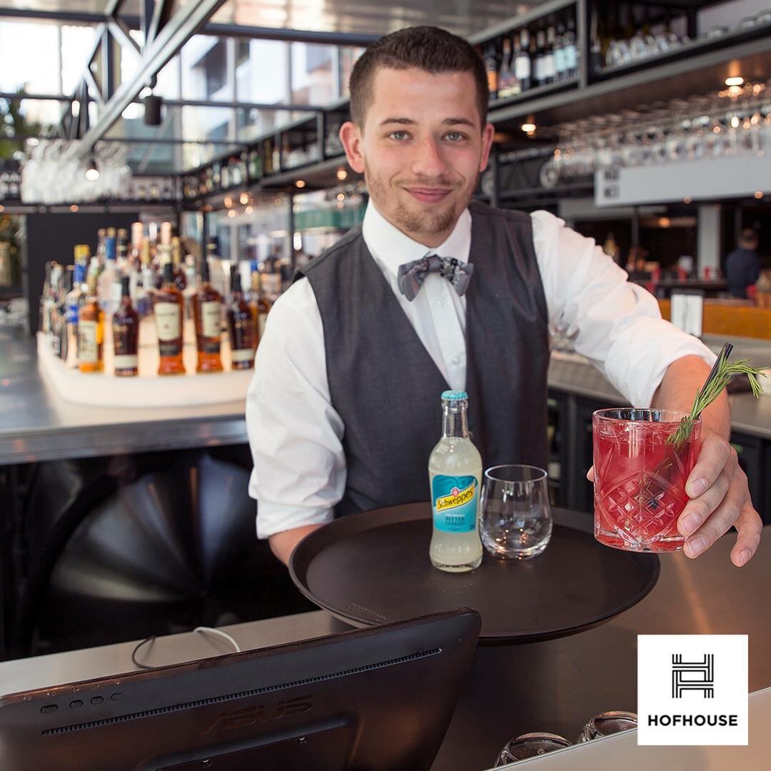 Vandaag precies een jaar geleden openden we onze deuren in Den Haag. Daar moet op gedronken worden. Cheers!