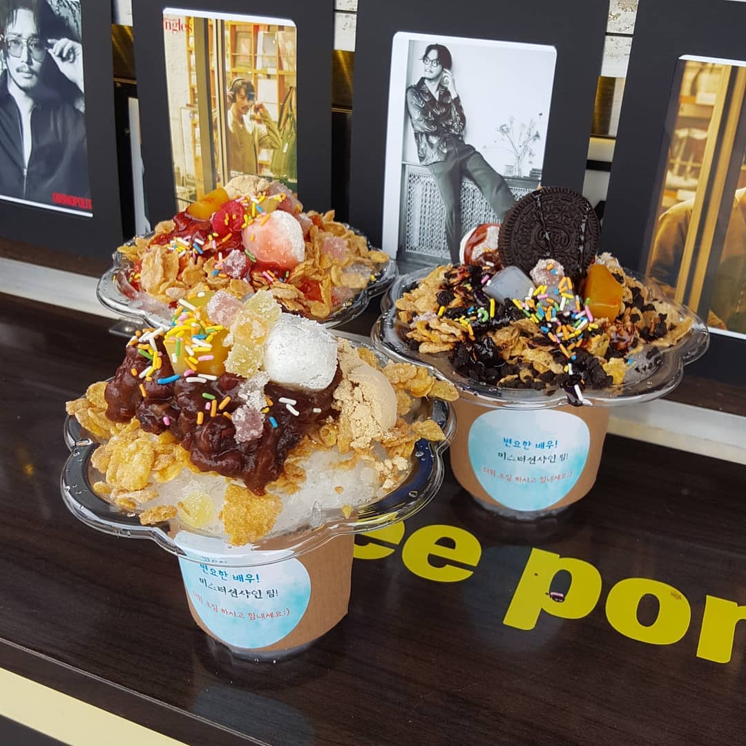 SIKseekers's tweet photo. [NEWS 180613] #YooAhIn sends coffee truck/snack truck to #ByunYoHan &amp; #MrSunshine drama staff 😇👉 https://t.co/NYkK92i7lW 👈

#SixFlyingDragons #미스터션샤인 #변요한 #유아인 #육룡이나르샤 https://t.co/tAu9cy7ej6