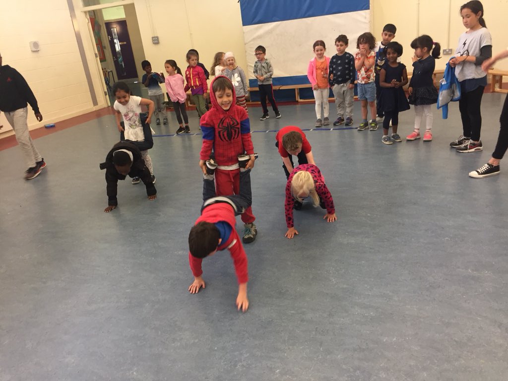 GetnsjiInfants's tweet photo. #juniorinfants Having great fun with the wheelbarrow race #sportsweek https://t.co/pnduJxMv0Y