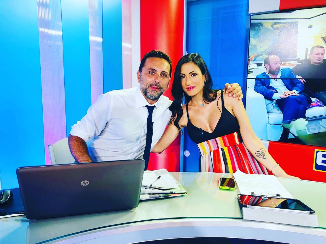 Katia_vitale's tweet photo. Ritiro e mercato con la squadra di Goal Show Estate ... buona la Prima!
fino al 31 luglio su Televomero ogni martedì e venerdì a partire dalle ore 22.30.
#sscnapoli #ritiroemercato #Dimaro2018 #GoalShowEstate #work #tv #sscnapoli @GifGifuni @MrAncelotti https://t.co/mwgQKXAEbU
