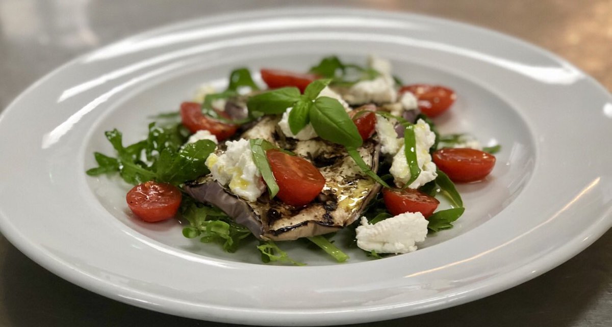 OlivoGroup's tweet photo. Chargrilled marinated aubergines, creamy buffalo ricotta, cherry tomatoes, basil & rocket #Olivo #junemenu 😋😋 https://t.co/3uo4K6lPMC