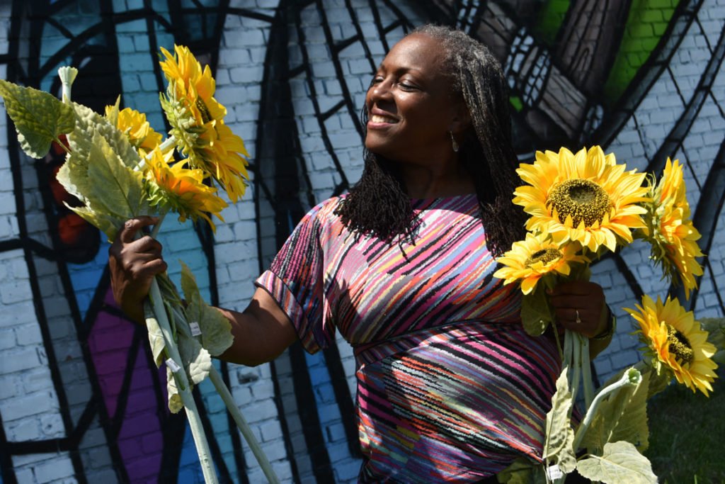 AestheticResear's tweet photo. What Happens If You Plant 10,000 Sunflowers at the Heart of Boston’s Black Community? Ekua Holmes' #roxburysunflowerproject
https://t.co/h3bZjvDd6V @universalhub @now_and_there @bplgrovehall https://t.co/n3uqJZzHz0