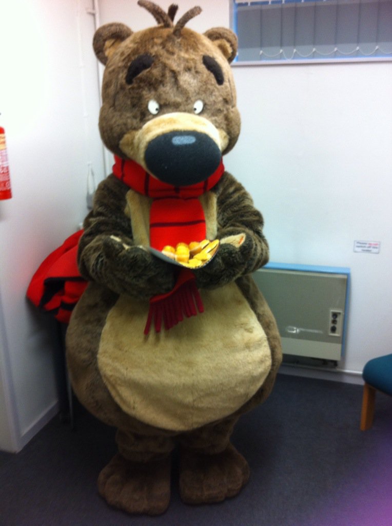 Chicklitlibrary's tweet image. Great @HuglessDouglas1 session at #Thattoheath this morning, lots of hugs and singing, he brought biscuits for all