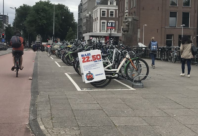 Reclamefiets met grote rijles-reclame borden strategisch geparkeerd op Rhijnspoorplein/ Wibautstraat nabij HvA. Dus waarschijnlijk gericht op studenten.
Zelfde reclame met andere fiets eerder gespot in West. Dus structureel. Zie link:
x.com/020_irritaties…