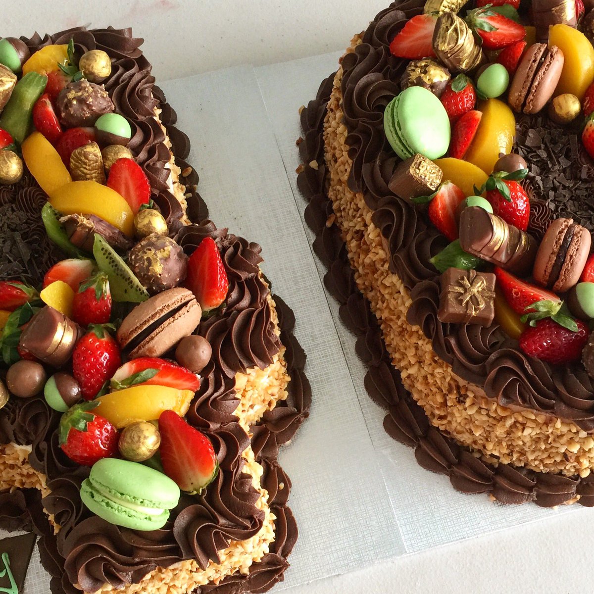 ZAHRACAKES's tweet image. Soft fluffy sponge layered with fresh dairy cream encased in hazelnut and topped with fruit, chocolate and macarons. Make your celebration complete with Zahra Cakes. 
#zahracakessale #freshfruit #macaroncake #numbercakes #40thcake #bespokecakes