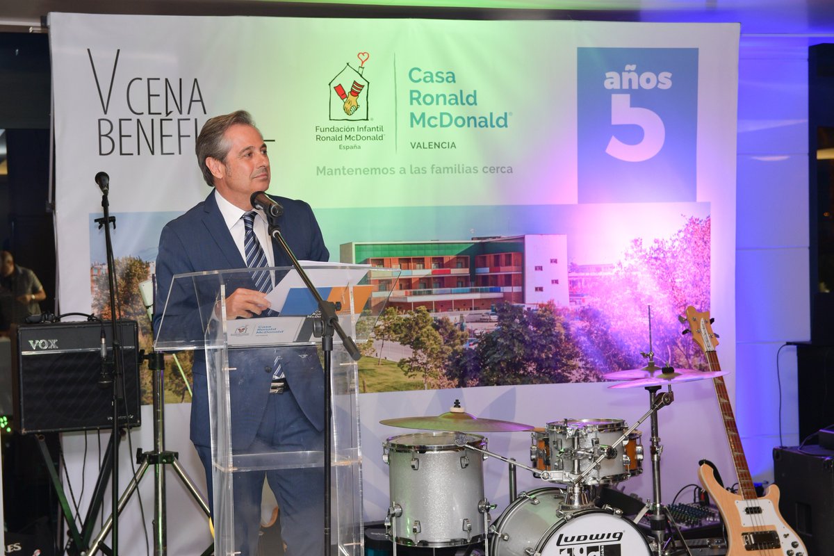 CasaRonaldVLC's tweet photo. Para conducir la V cena benéfica @CasaRonaldVLC tuvimos al mejor comunicador posible. ¡Gracias @XimoRovira977 por transmitir con tanta profesionalidad y cercanía la labor de nuestra Casa! ¡Qué gran lujo poder contar contigo! https://t.co/RIVyXY2Ai7