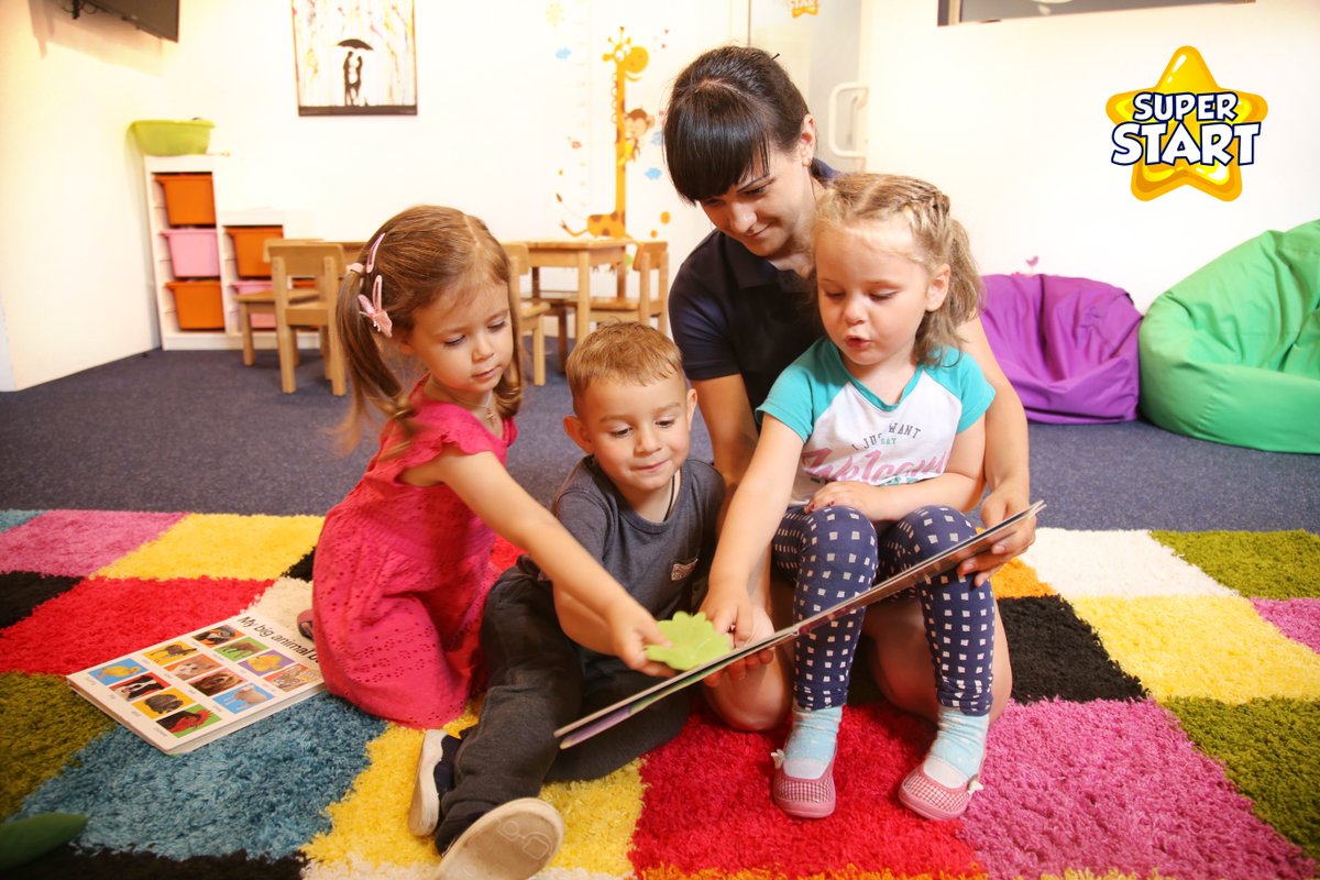 superstarters's tweet image. Коли на вулиці дощ, можна вигадати безліч захопливих занять в приміщенні — погортати книжечки, шукаючи на сторінках заховані цікавинки, намалювати літо, пограти у кухаря або лікаря. Коли тобі 4, навіть найсіріший день стає яскравим у Super Start.