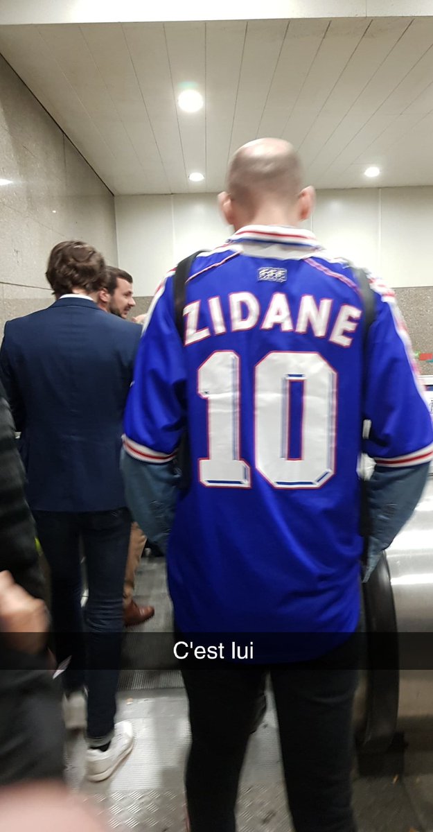 generation1998_'s tweet photo. @Nico_Que a retrouvé et pris le métro avec Zizou 😂

#France98vsFifa98 #France98 #Zidane #Generation98 https://t.co/voNrwSrUkQ