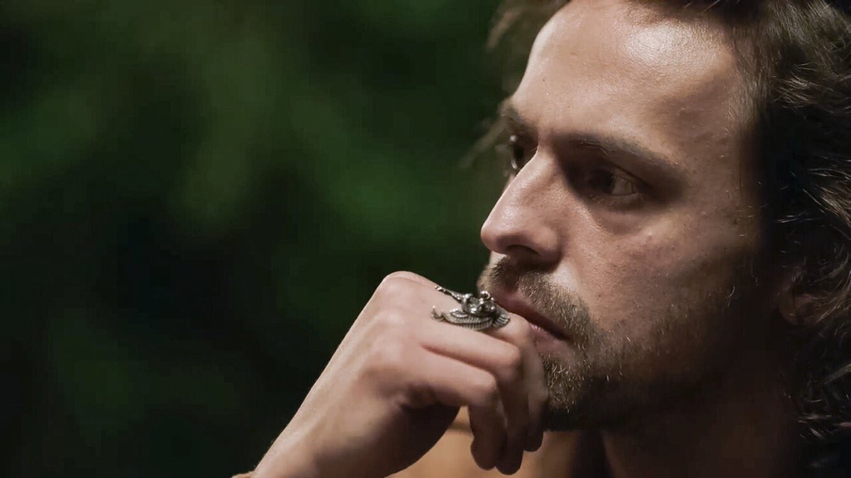 marvi89204656's tweet photo. "I turn my head when I pass this wall, I walk like that, Nevra." You will not forget the real journalist ates  Arbay. #metinakdülger  #Sahsiyet https://t.co/ttNoyO4hSH