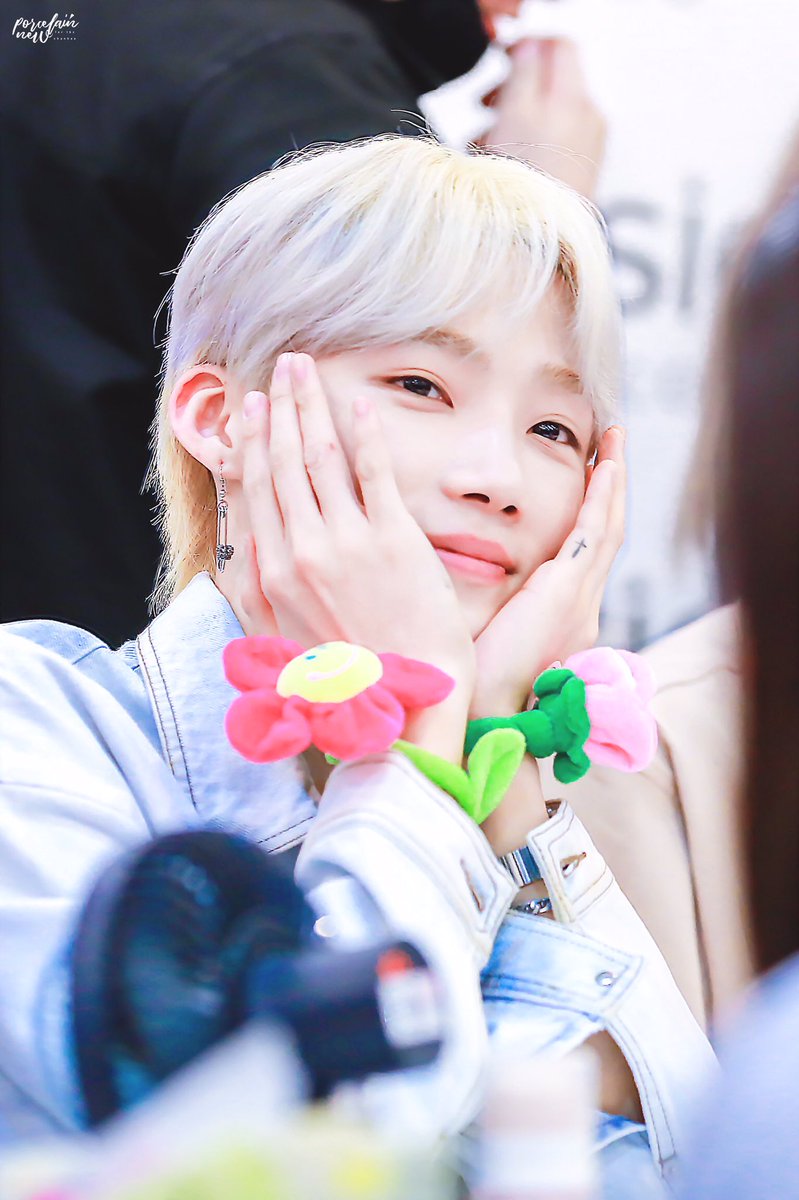 Porcelain0426's tweet photo. 180612 시에로 팬싸 HQ
너는 꽃보다 더 이쁜 존재야🌺🌺

#더보이즈 #뉴 #최찬희 #THEBOYZ #NEW
@WE_THE_BOYZ https://t.co/5JXPxFcwaV