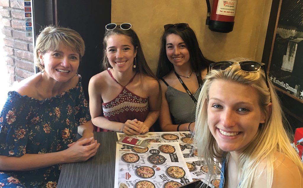 A quick lunch before going to Sagrada Família guided tour. #ElPaelladorRestaurant😋