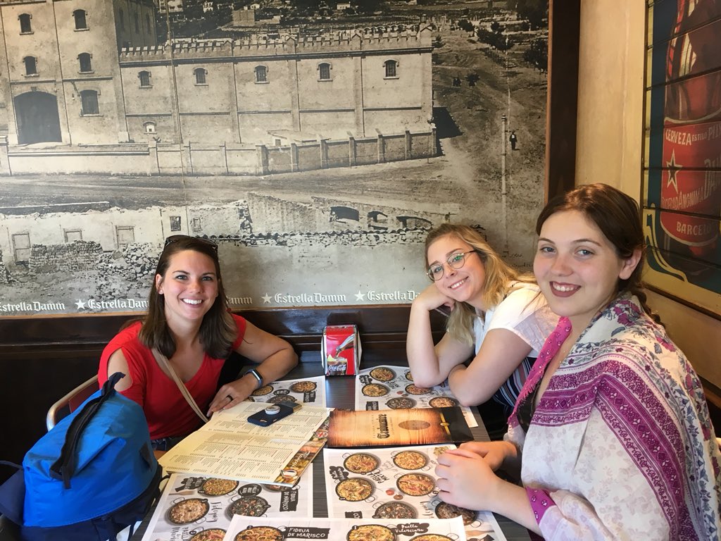Mrslaramore16's tweet photo. A quick lunch before going to Sagrada Família guided tour. #ElPaelladorRestaurant😋 https://t.co/HsMzd8fIEc