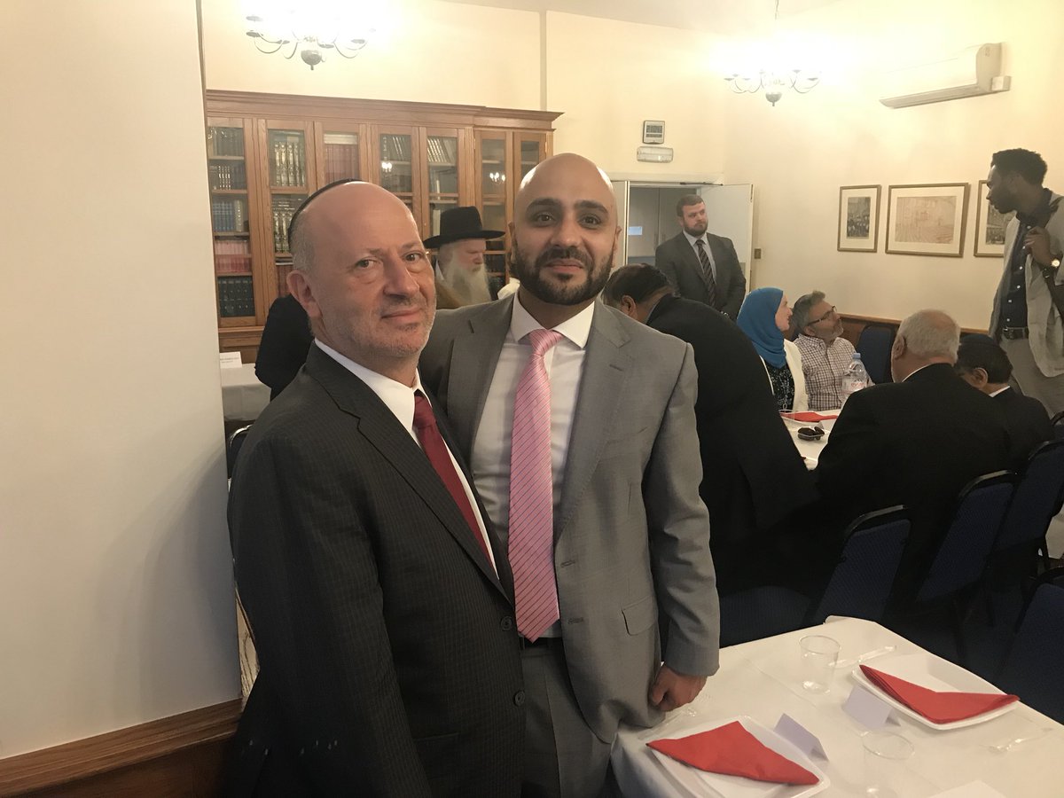 MAAS_UK's tweet image. A Muslim and a Jew. Great starting line....but no joke. Nothing but care, empathy and affection last night as the @chiefrabbi and @BoardofDeputies held an Iftar for Muslims Against Antisemitism.
#WeStandTogether