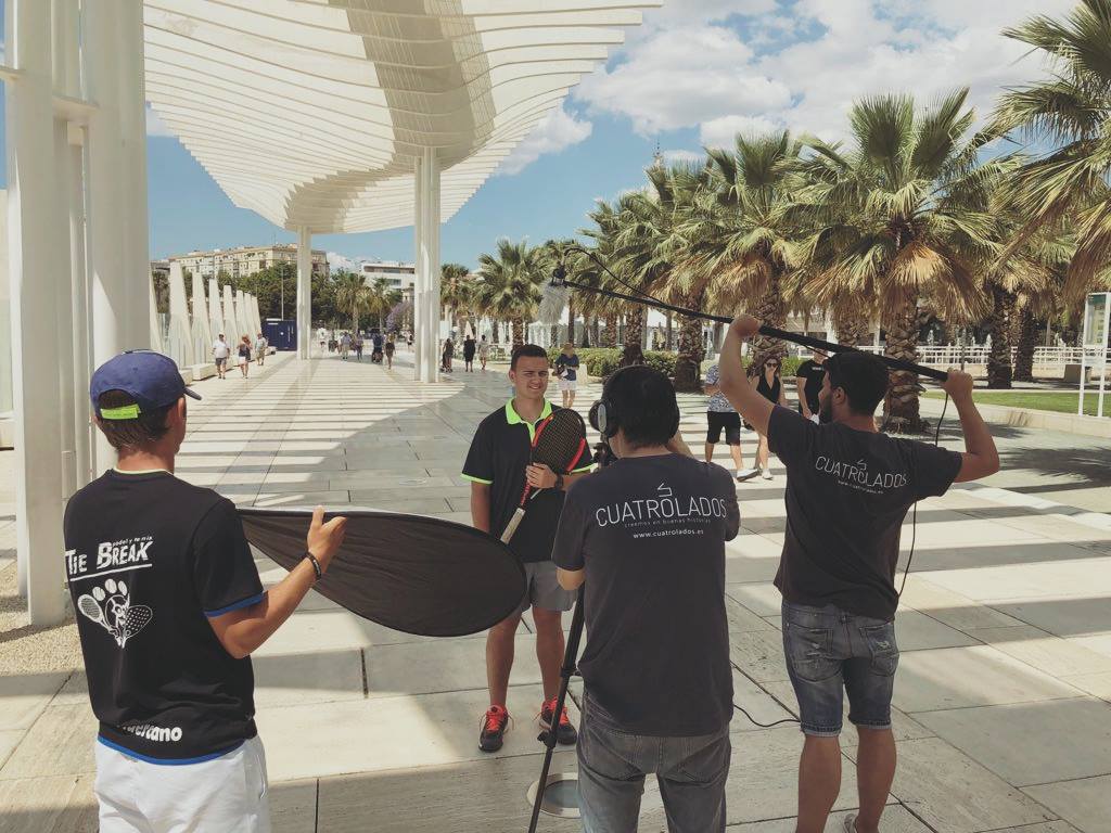 cuatrolados_es's tweet photo. Estamos de #rodaje por #Mรกlaga junto a nuestros amigos de @GlobalRacket. En este caso preparamos el #videopromocional del #IIIOpenNacionaldeTenis.
ยกSaludadnos si nos veis! ๐
#shooting #grabacion #torneo #tenis #globalracket #cuatrolados #creemosenbuenashistorias https://t.co/smm1GG8S9K