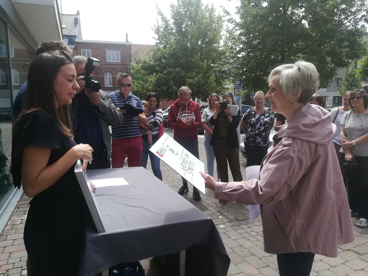 katebaert's tweet photo. Tien vzw's die zich inzetten voor dieren krijgen een deel van de 14.000 euro die gegeven werd aan Dierenartsten #Overleie  #Kortrijk voor het herstel van de zwaar mishandelde kat Sprotje die in een warme oven gestopt werd. Meer @FocusWTV https://t.co/thcIISv27U