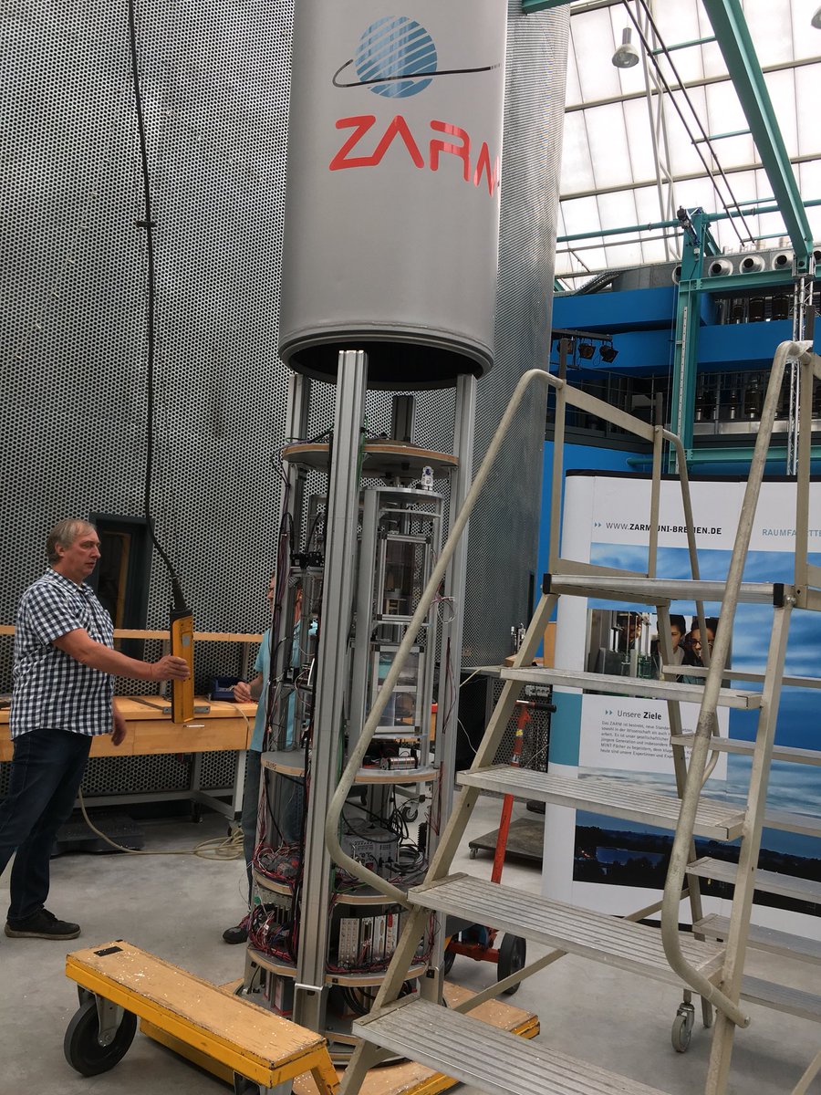 papponaut's tweet photo. Die Experimente sind integriert und werden nun für den Abwurf vorbereitet: Sobald die Tür geschlossen ist wird ein Vakuum erzeugt und die Fallkapsel kann abgeworfen werden. Der Luftdruck sinkt - die Spannung steigt! #ZARM_DropTower #DroPS2018 #STERNSTUNDEN2018 #papponaut https://t.co/e8pGIYKSK8