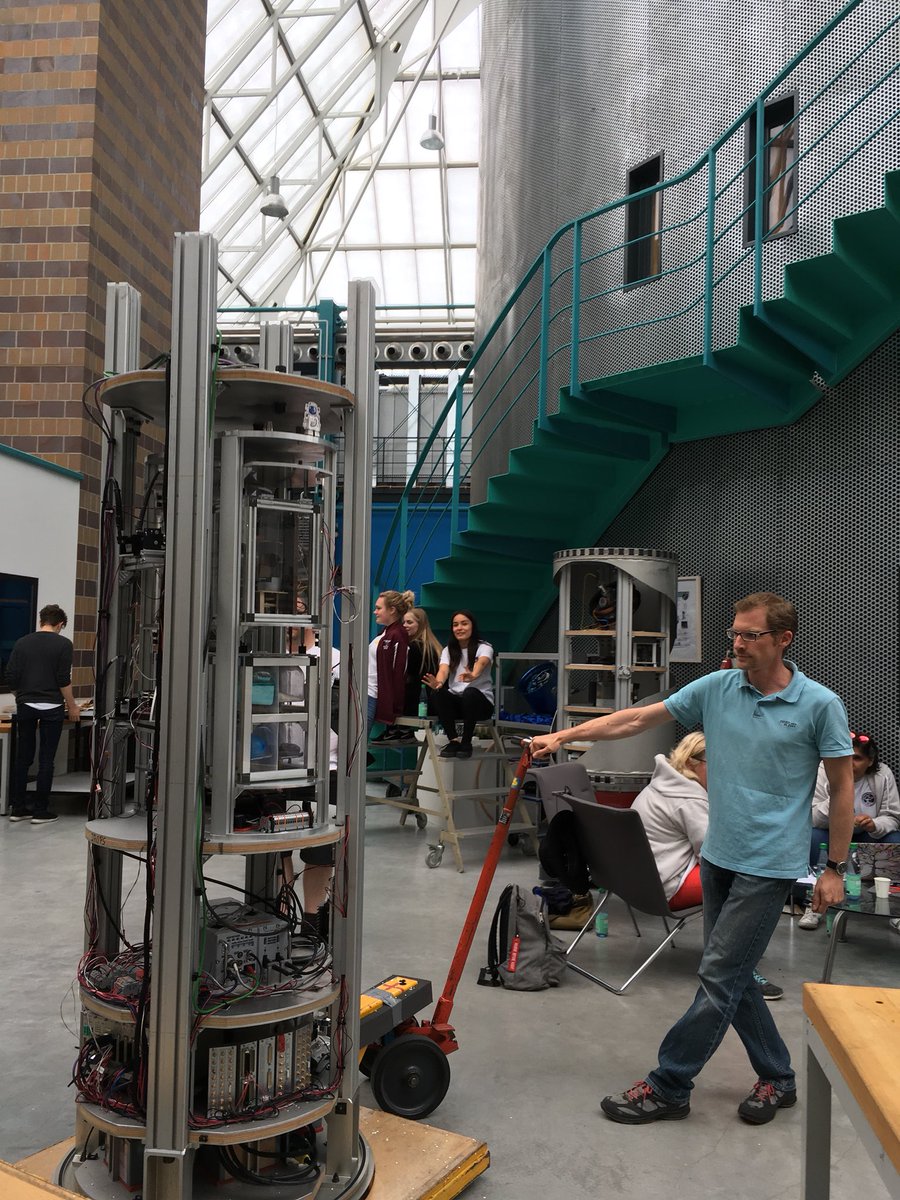 papponaut's tweet photo. Die Experimente sind integriert und werden nun für den Abwurf vorbereitet: Sobald die Tür geschlossen ist wird ein Vakuum erzeugt und die Fallkapsel kann abgeworfen werden. Der Luftdruck sinkt - die Spannung steigt! #ZARM_DropTower #DroPS2018 #STERNSTUNDEN2018 #papponaut https://t.co/e8pGIYKSK8