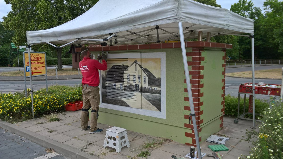 RThaesler's tweet photo. #Avacon-Trafostation in Bücken wird von art-efx mit historischen Gebäuden gestaltet. https://t.co/vdKEb7TNWQ