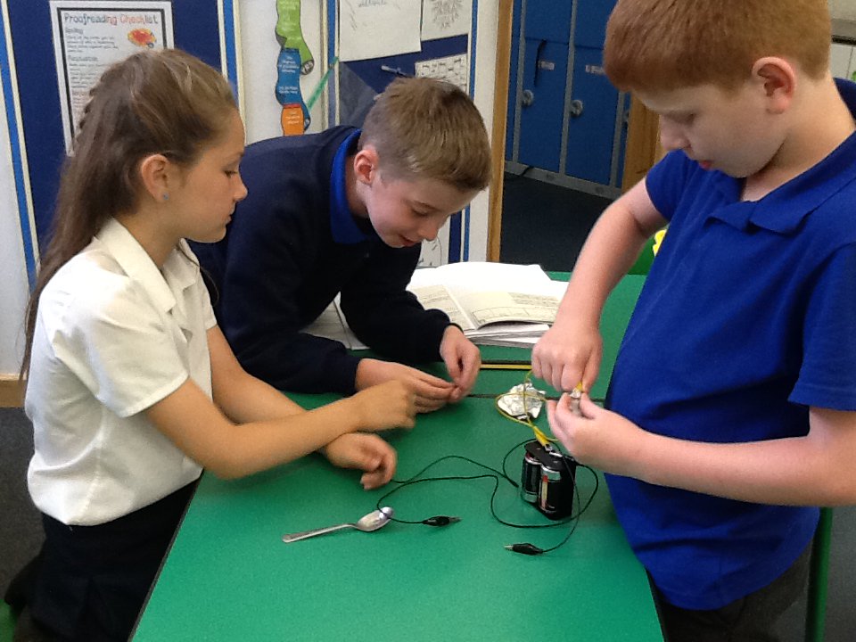 OWPSMacaws's tweet photo. As Scientists we investigated which metal would make the brightest bulb by creating an electrical circuit. #teamwork #testingmaterials #buddingscientists https://t.co/HMybA9FnHu