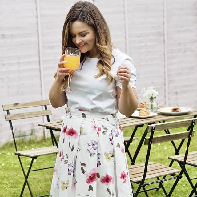 LauraAshleyUK's tweet photo. How gorgeous does the @daintydressdiaries look in her go-to summer brunch outfit? 🌺#brunchinstyle #summerstyling #fashion #gardengoals #LauraAshleySS18 https://t.co/34BNULfAuX https://t.co/I3RAvOanOl