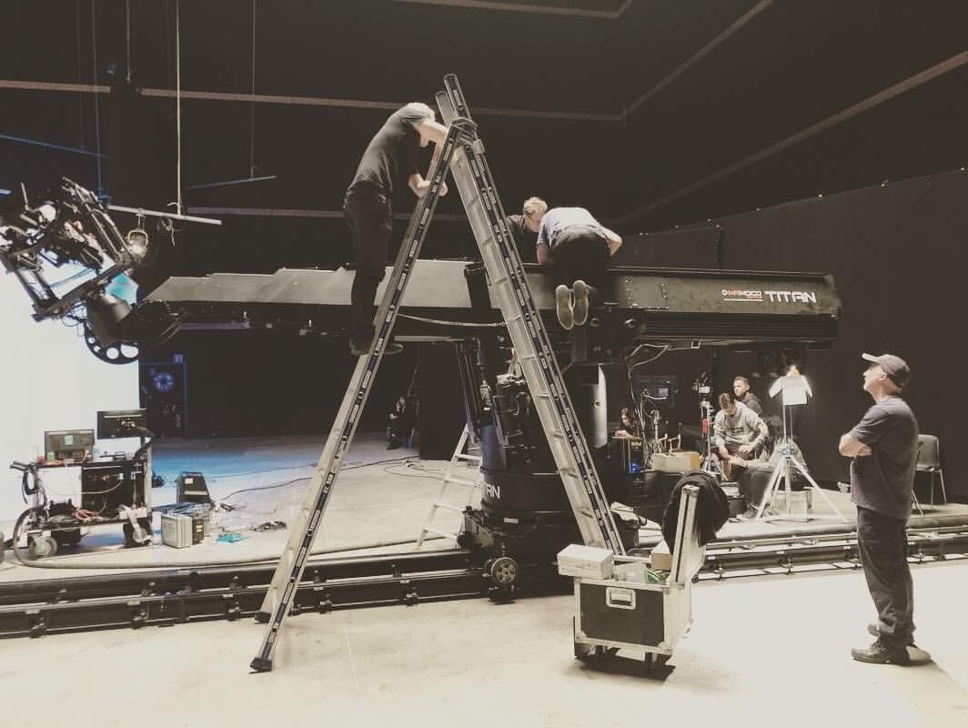 PassionZazie's tweet photo. Chaussez vos lunettes 👓est ce que ce serait le tournage du clip de «Speed »?en tout cas ça tourne d’après notre source sûre @Julien Creuzard!Apercevez vous notre miss Z moi je pense vers la droite...allez à plus tard 👋#LabelSixetSept #Zazie ❤️ #Speed #zazieestderetour https://t.co/EwaF9Cuw4Q