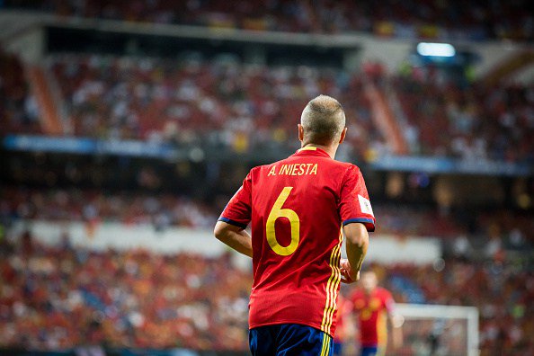 npatarino's tweet photo. Yo dejaría a la Selección Española sin entrenador. 
Una Retro después de comer. Product Backlog Refinement por la noche. Y distribución de Ownerships por la mañana. Equipo autogestionado y cómo llevar Agile al deporte. Y por supuesto Iniesta como #ScrumMaster https://t.co/SYg6WgldJU