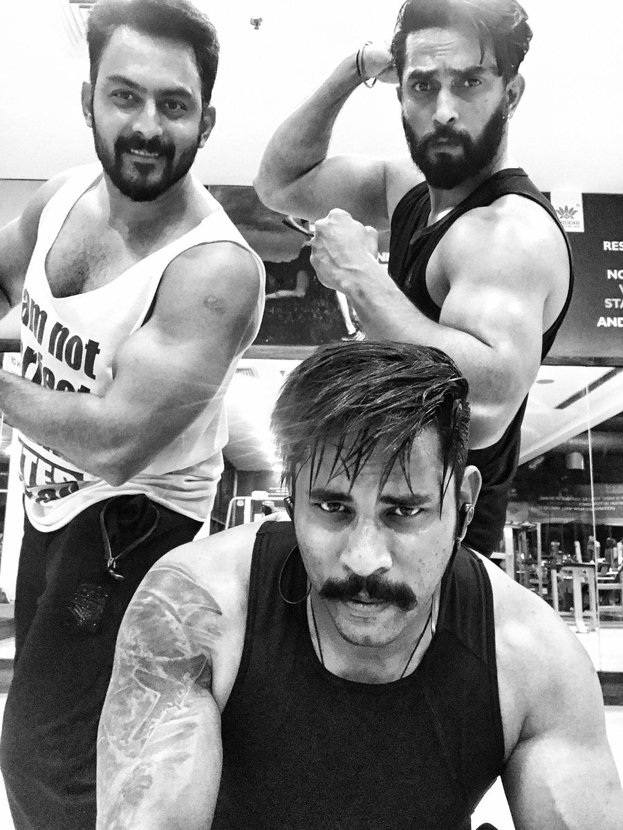 AryaaDevv's tweet photo. @prathap_narayan @j_k_aaaa and me after smashing arms day, taking up the challenge of @KicchaSudeep Sir. #BringOutThePailwanInYou
#TheIronPhoenix #Inked #HumFitThoIndiaFit #BringOutThePailwanInYou #Pailwan #KicchaSudeep #Actor #AryaaDev https://t.co/Ig4wIohqmP