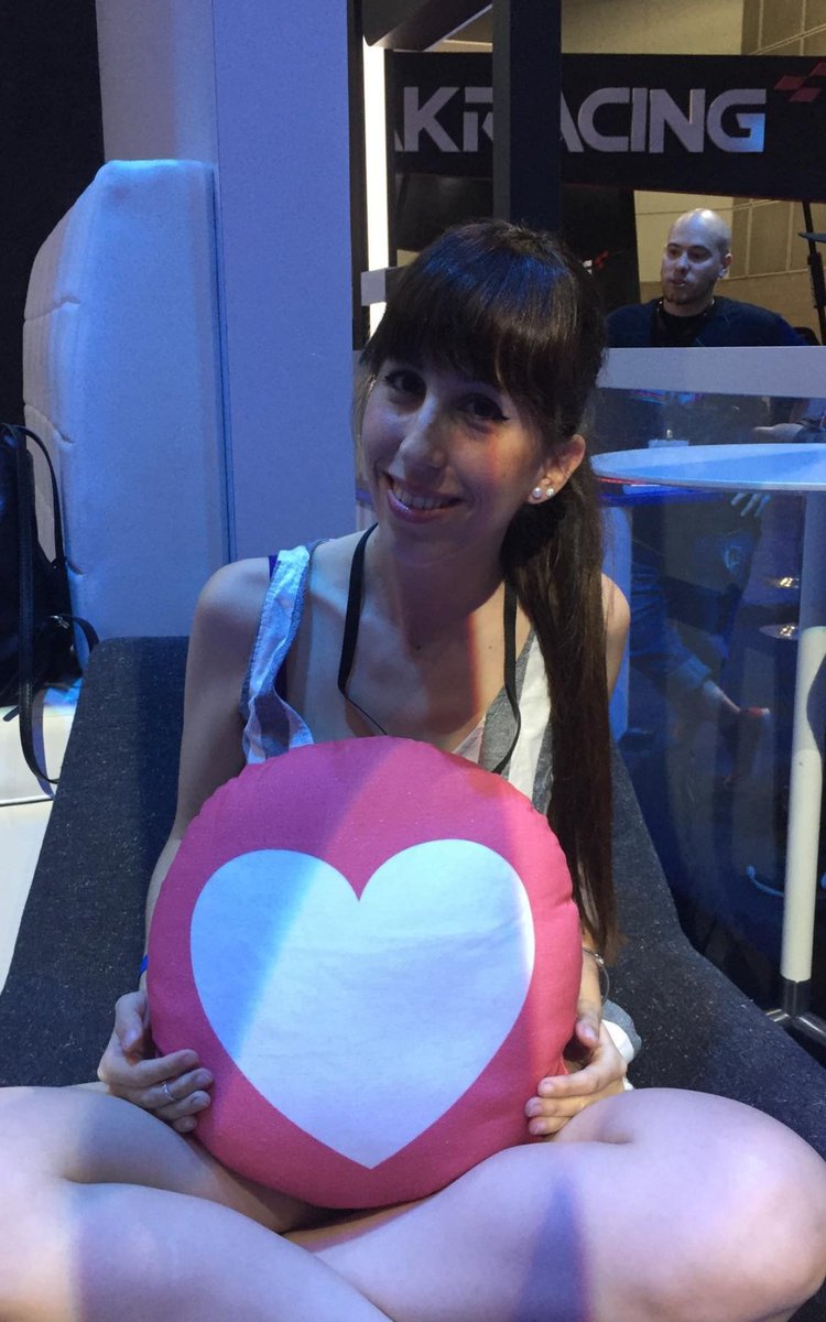shiinesmel's tweet photo. EM HOLA @inpinkMel ESTOY EN EL SUELO ALGUIEN ME PUEDE PUTO LEVANTAR ES GUAPÍSIMA https://t.co/owRWdnonlP