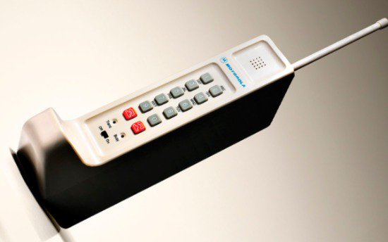 Tal día como hoy, el 13 de junio de 1928 nacía en ChicagoMartin Cooper el creador del teléfono móvil. Cooper trabajó en Motorola y en 1973 presentó el DynaTAC 8000X que pesaba 1 kilo, tenía 35 minutos de batería y costaba 3.000 € #efeméridesMolonas